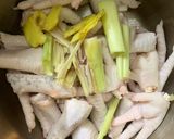 Hình bước làm 1 của món Chân gà ngâm mắm quất sả ớt