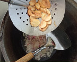 Foto langkah ke 3 dari resep Oseng buncis ayam wortel.