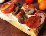 Foto del paso 5 de la receta: 🍅 🫒🧄 🍞 Bruschetta con ricota olivas negras y tomate cherry dorados a la sartén 🍞🧄🫒🍅