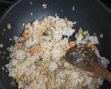 Foto langkah ke 5 dari resep Crispy Skin Nasi goreng Salmon.