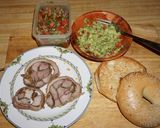 Foto del paso 1 de la receta: SANDWICH ABIERTO DE ARROLLADO CON PALTA EN PAN BAGEL. JON STYLE