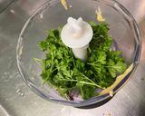 Une image de l'étape 5 de Sauce salade épicée à l'oignon rouge et persil.