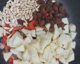 Foto del paso 1 de la receta: Espinacas salteadas con manzana, pasas y piñones 🍎🍎