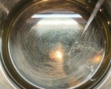 Foto del passaggio 4 della ricetta Frittelle con cipollotto e lattuga Romana