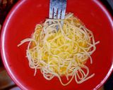 Foto langkah ke 3 dari resep Omelette Mie Praktis.
