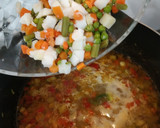 Foto del paso 4 de la receta: Sopa de ensaladilla de verduras con arroz y algo más