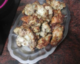 Foto del paso 5 de la receta: Jamoncitos de pollo embarrados en mojo y asados en freidora de aire con papas fritas