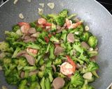 Foto langkah ke 7 dari resep Tumis Brokoli Bakso Udang.