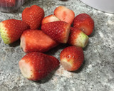 Foto del paso 2 de la receta: Ensalada Romántica con Corazones de Fresas (San Valentín)