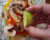 Foto del paso 3 de la receta: Filete de pescado empapelado con champiñones y pimiento morrón