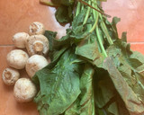 Foto del paso 1 de la receta: Ensalada de espinacas con tocino y champiñones