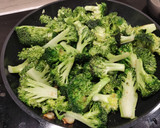 Foto del paso 2 de la receta: Brócoli con cherrys y albahaca
