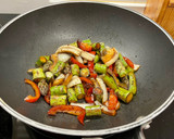 Foto del paso 2 de la receta: Solomillo de ternera al wok ahumado listo en ¡10 minutos!