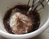 Foto langkah ke 4 dari resep Shiny Brownies.