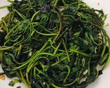 Hình bước làm 4 của món Rau lang xào hành tỏi