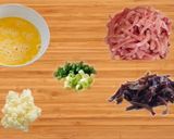 A picture of step 1 of Stir-fried shredded pork and black fungus .