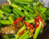 Foto langkah ke 3 dari resep Oseng Cecek dan Kembang Bawang.