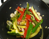 Foto del paso 5 de la receta: Wok con verduras y gambas