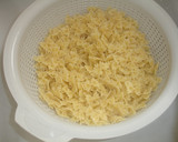 Foto del paso 3 de la receta: Pasta de lacitos con gambas y crema de azafrán