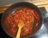 Foto del paso 3 de la receta: Huevos cocidos rellenos de carne al horno