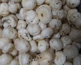 A picture of step 4 of Makhana bhel.