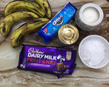 A picture of step 1 of Oreo and Banana Shake.