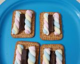 Foto del paso 1 de la receta: Galletitas de salvado y miel rellenas de malvaviscos y chocolate