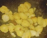 आलू मटर की ग्रेवी वाली सब्जी (aloo matar ki gravy wali sabzi recipe in Hindi) रेसिपी चरण 2 फोटो