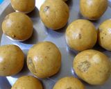 A picture of step 5 of Besan ladoo.