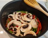 Foto del paso 3 de la receta: Chipirones guisados con pimientos
