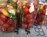 Une image de l'étape 6 de Tomates cerises à l'huile d'olive, ail, piments, thym et romarin.