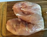 Une image de l'étape 1 de Poulet aux olives violettes, sauce crème au citron confit et coriandre.