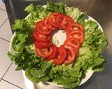 Une image de l'étape 5 de Salade de feuille de chêne aux tomates, jambon blanc et roquefort (sauce épicée à la ciboulette).