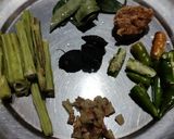 शेवग्याच्या शेंगांची गोडा मसाला आमटी... (shevgyachya shengachi goda masala amti recipe in marathi) रेसिपी स्टेप 1 फोटो