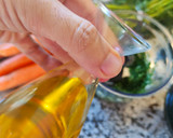 Foto del paso 3 de la receta: Salsa Mery con las hojas verdes de la zanahoria