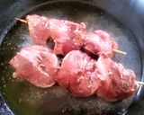 Foto del paso 2 de la receta: Anticuchos de res a base de pisco y especias 👍🇵🇪