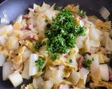 Hình bước làm 4 của món Diếp Quăn Trắng Endive Xào Lardon & Phô Mai Xanh Gogonzola