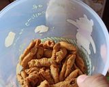 Foto langkah ke 4 dari resep Kue Uler Bawang.