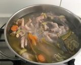 Foto del paso 6 de la receta: Caldo de patitas de pollo