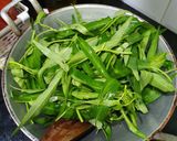 Foto langkah ke 1 dari resep Tumis Daun Kangkung.