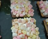 Gambar langkah 3 resipi Crispy Marshmallow melted with peanut chocolate.