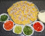 Foto del paso 2 de la receta: Nacho chips con atún y queso mozzarella