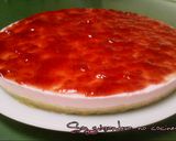 Foto del paso 5 de la receta Tarta fría de queso, nata y gelatina de fresa