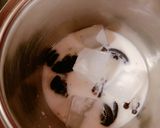 A picture of step 2 of Oreo milkshake.