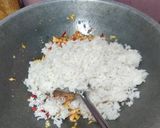 Foto langkah ke 3 dari resep Nasi Goreng Terasi Telur pedas.