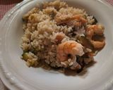 Foto del passaggio 4 della ricetta Riso con zucchina gamberi e salmone