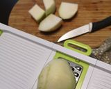 Foto del passaggio 1 della ricetta Insalata di cavolo rapa, carote, mele e pistacchi