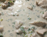 Foto del paso 2 de la receta: Pollo a la crema con verdeo y papas