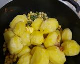 A picture of step 2 of Mokimo/mashed potatoes.