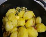 A picture of step 2 of Mokimo/mashed potatoes.